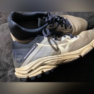 Mizuno Wave Inspire 16 size 9